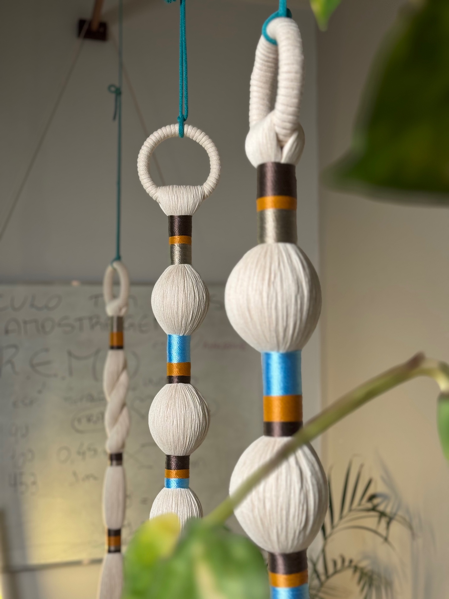 Detalhe macro do nó de macramé feito à mão em algodão cru